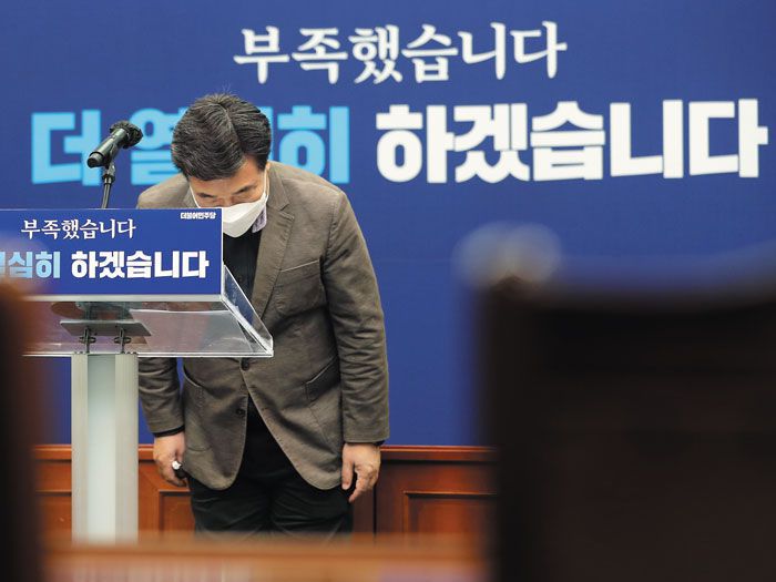 민주 비대위 인선 발표 - 윤호중 더불어민주당 비상대책위원장이 13일 오전 서울 여의도 국회에서 비대위 인선 발표를 마친 뒤 인사하고 있다. 민주당은‘N번방 추적단 불꽃’활동가 출신 박지현씨를 공동비대위원장으로 선임한 것을 비롯해 전체 비대위원의 절반을 2030세대로 선임했다. /국회사진기자단