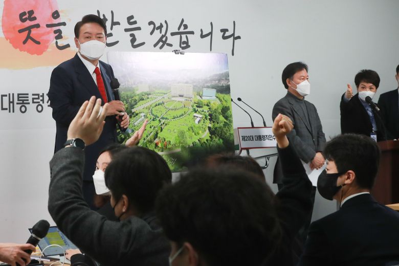 20일 서울 종로구 삼청동 한국금융연수원 별관에 마련된 대통령직인수위원회 회견장에서 윤석열 대통령 당선인이 기자들의 질문을 받고 있다. /국회사진취재단