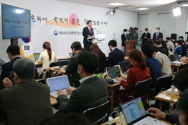 윤석열 대통령 당선인이 20일 서울 종로구 삼청동 한국금융연수원 별관에 마련된 대통령직인수위원회 회견장에서 청와대 대통령 집무실의 용산 국방부 청사 이전 관련 기자회견을 하고 있다. /뉴시스