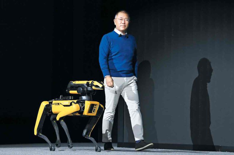 현대차그룹 정의선 회장이 지난 1월 미국 라스베이거스 만달레이베이 컨벤션 센터에서 개최된 CES 2022에서 로보틱스 비전 발표를 위해 로봇개 스팟과 함께 무대 위로 오르고 있다. /현대차 제공