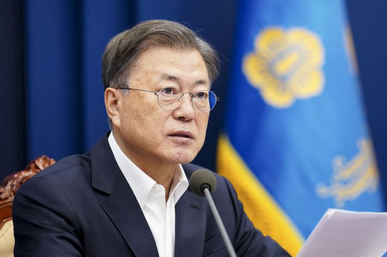 문재인 대통령이 지난 22일 오전 청와대 여민관에서 열린 영상국무회의에서 발언하고 있다./뉴스1