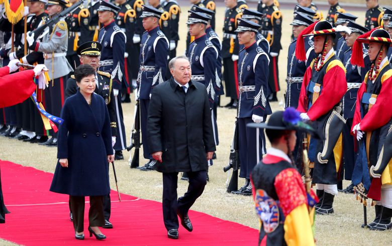 지난 2016년 11월 10일 당시 박근혜 대통령과 누르술탄 나자르바예프 카자흐스탄 대통령이 청와대에서 열린 공식환영식에서 의장대를 사열하고 있다./연합뉴스