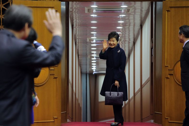 지난 2015년 11월 29일 당시 박근혜 대통령이 성남 서울공항 출국장에서 환송객들에게 손을 흔들고 있다./연합뉴스