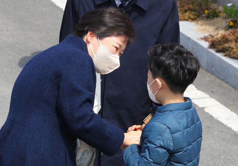 박근혜 전 대통령이 24일 오후 대구 달성군 유가읍 쌍계리 사저 앞에 도착해 화동과 인사하고 있다./김동환 기자