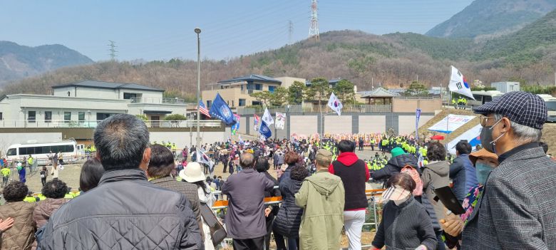 박근혜 전 대통령이 사저로 들어간 이후에도 남아 아쉬움을 달래고 있는 환영인파. /이승규 기자