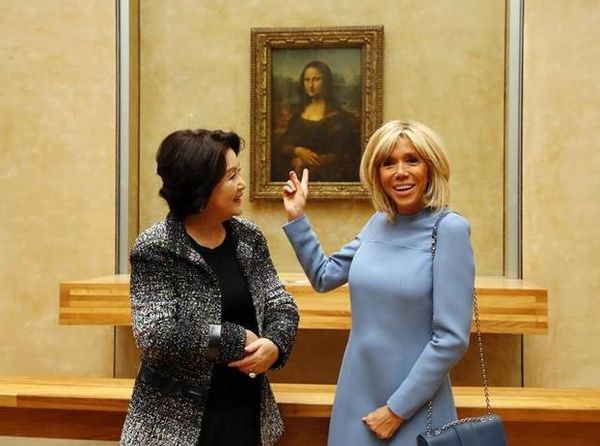 김정숙 여사가 2018년 10월 문재인 대통령의 프랑스 국빈방문 중 에마뉘엘 마크롱 대통령의 부인 브리지트 마크롱 여사와 파리 루브르 박물관을 방문해 모나리자 앞에서 기념촬영을 하고 있다. 김 여사가 입은 자켓은 샤넬이 한국에서 개최했던 2015/16 크루즈 컬렉션에서 소개됐던 것이다. /연합뉴스