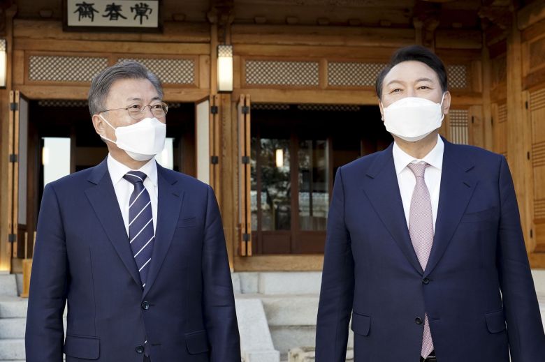 문재인 대통령과 윤석열 대통령 당선인이 28일 오후 청와대 상춘재에서 만나 만찬 회동에 앞서 대화하고 있다./청와대 제공