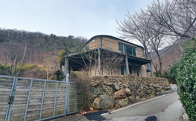 문재인 대통령이 2008년 청와대를 나온 뒤 머물렀던 경남 양산시 매곡동 사저. /한준호 영상미디어 기자