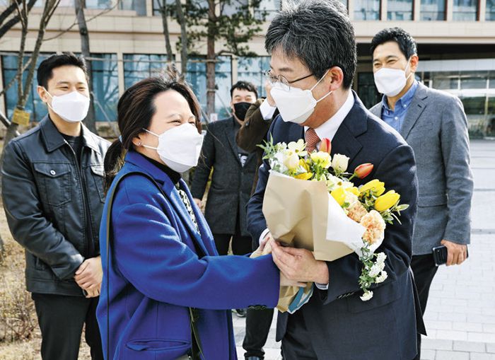 국민의힘 유승민 전 의원이 31일 국회에서 지지자로부터 꽃다발을 받고 있다. 유 전 의원은 이날 6·1 지방선거 경기지사 출마를 선언했다. /국회사진기자단
