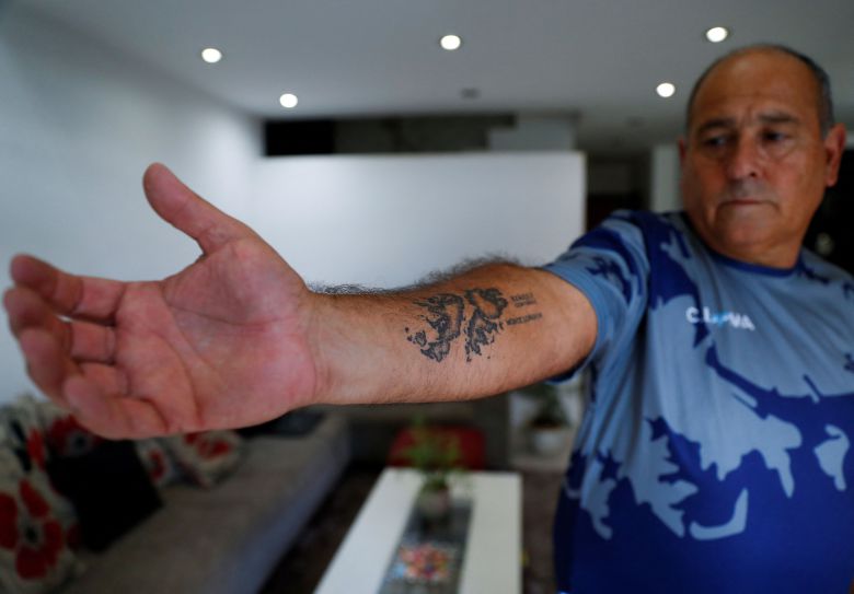 포클랜드 전쟁 참전 군인이었던 아르헨티나의 안토니오 곤잘레스(61)씨가 지난달 24일 자신의 팔에 새긴 말비나스섬 문신을 보여주고 있다./로이터 연합뉴스