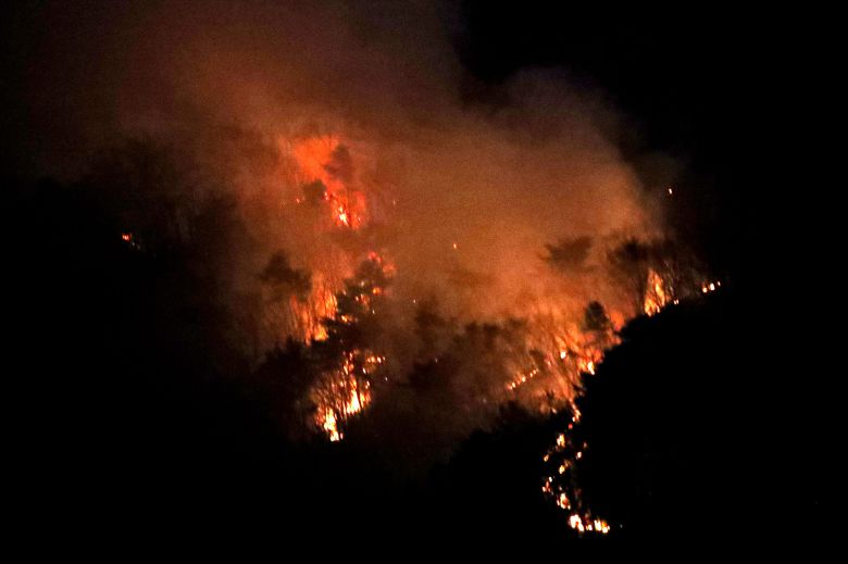 (하남=뉴스1) 임세영 기자 = 4일 오후 7시43분께 경기도 하남시 학암동 위례신도시 인근 남한산성 자락에 화재가 발생해 불꽃과 연기가 피어오르고 있다. 소방당국과 산림당국에 따르면 인원을 대거 투입해 진화 중이며 정확한 피해 규모나 인명피해는 확인 중이라고 밝혔다. 2022.4.4/뉴스1