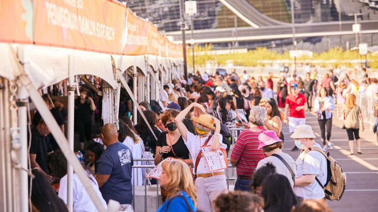 7일 미국 라스베이거스에서 열린 BTS 굿즈 팝업스토어에 몰려든 팬들. /하이브