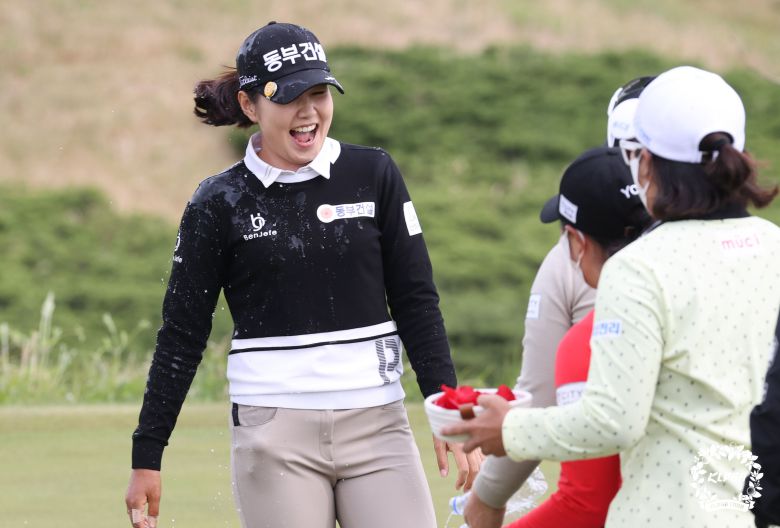 10일 롯데스카이힐 제주에서 KLPGA 투어 롯데렌터카 여자오픈 우승을 차지한 장수연(왼쪽)이 동료들의 축하 물 세례를 받고 있다./KLPGA