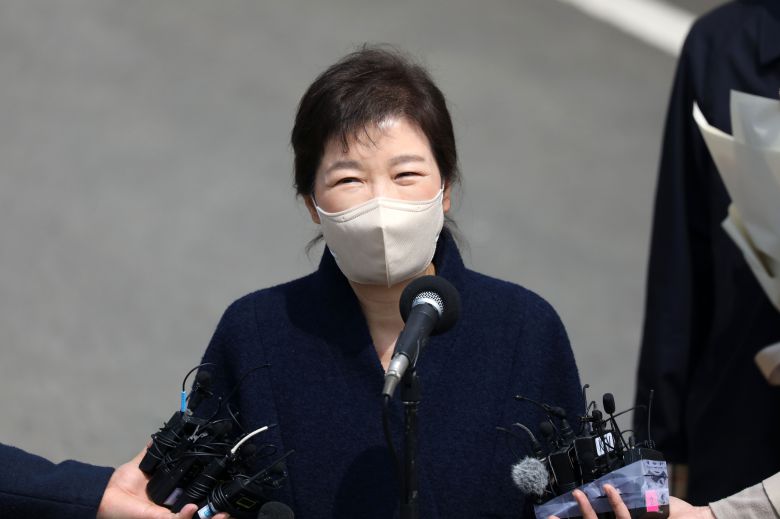 지난해 특별사면 후 입원치료를 하다 퇴원한 박근혜 전 대통령이 2022년 3월 24일 오후 대구시 달성군 사저에 도착해 대국민 메시지를 발표하고 있다. /뉴스1