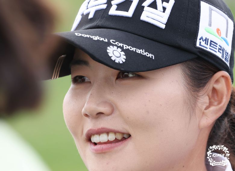 10일 KLPGA 투어 롯데렌터카 여자오픈 우승을 확정 짓고 기뻐하는 장수연./KLPGA