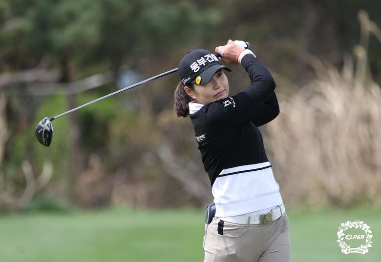 10일 롯데스카이힐 제주에서 열린 KLPGA 투어 롯데렌터카 여자오픈 4라운드 3번홀에서 티샷하는 장수연./KLPGA