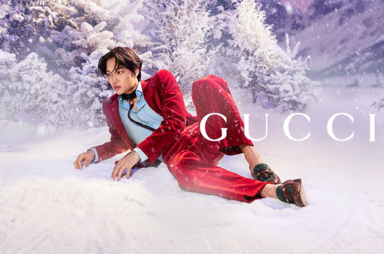 구찌의 글로벌 엠버서더 엑소 카이(김종인)가 구찌 아리아 스페셜 캠페인에서 붉은색 벨벳 슈트로 카리스마 있으면서도 세련된 모습을 연출했다.  크리에이티브 디렉터: 알레산드로 미켈레. 아트 디렉터: weare23! 디렉터: 김성욱. 포토그래퍼: 장덕화. /구찌