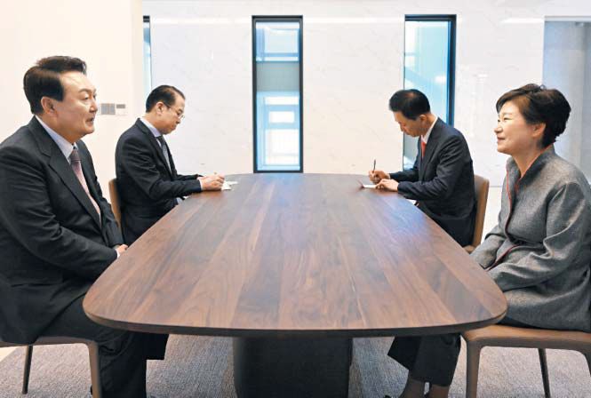 회동 배석한 권영세·유영하 - 윤석열 대통령 당선인이 12일 오후 대구 달성군 박근혜 전 대통령 사저를 찾아 박 전 대통령을 예방하고 있다. 박 전 대통령은 “당선인을 처음 보지만 TV 화면에서 많이 봐서 그런지 아주 오래전에 만난 사람 같다”고 말한 것으로 전해졌다. 왼쪽부터 윤 당선인, 권영세 인수위 부위원장, 유영하 변호사, 박근혜 전 대통령. /당선인 대변인실