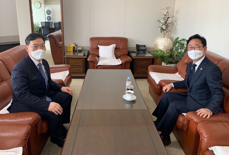 박범계 법무부 장관과 김오수 검찰총장이 12일 서울 모처에서 긴급회동을 갖고 검수완박 관련 논의를 하고 있다./대검찰청