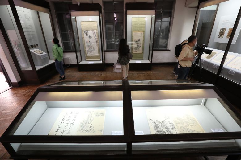 국내 3대 사립미술관 중 하나인 서울 성북구 간송미술관이 7년여 만에 전시를 개최한다. 오는 16일부터 6월 5일까지 간송미술관 보화각 전시실에서 열리는 기획전 '보화수보(寶華修補) - 간송의 보물 다시 만나다' 展을 하루 앞 둔 15일 프레스투어가 진행되고 있다. 한편 2019년 국가등록문화재로 등록된 보화각은 이번 전시를 마지막으로 보수·정비에 들어간다. 보화각은 간송 전형필(1906∼1962)이 미술품 보존과 활용을 위해 1938년 건립했다. 2022.04.15 /남강호 기자