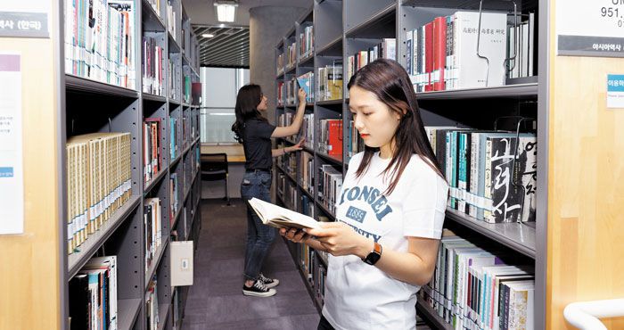 연세대 학생들이 도서관에서 책을 보고 있다. QS가 발표한‘2022 세계 대학 평가 전공별 순위’에서 연세대 문헌정보학은 33위로 이 부문 국내 최고를 기록했다. /연세대