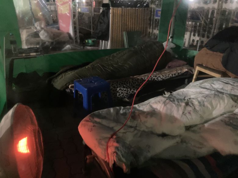 16일 오전 4시 국회 앞 텐트에서 자고 있는 김진태 의원(위)과 보좌진. /최훈민 기자