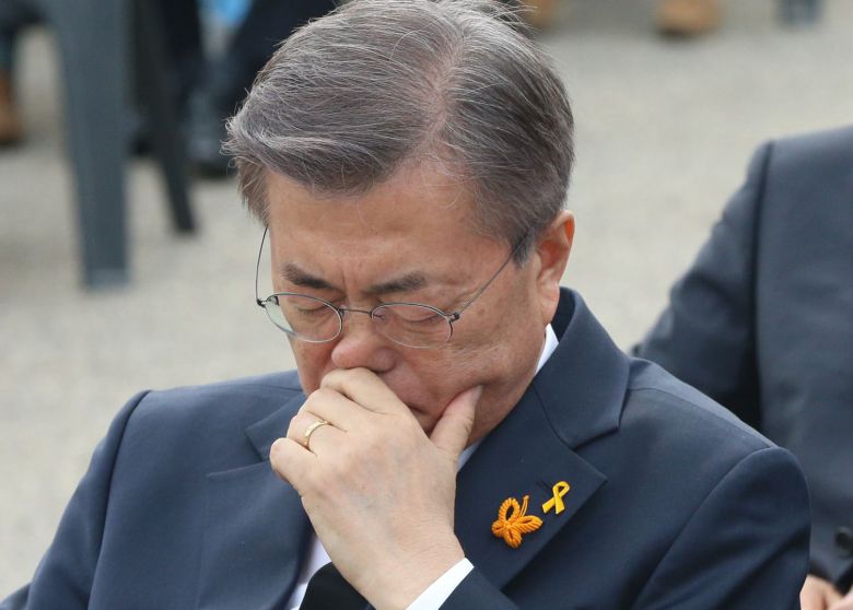 2017년 4월 16일 오후 더불어민주당 문재인 대선후보가 경기도 안산시 세월호 합동분향소 앞 광장에서 열린 3주기 기억식에 참석하고 있다. /조선DB