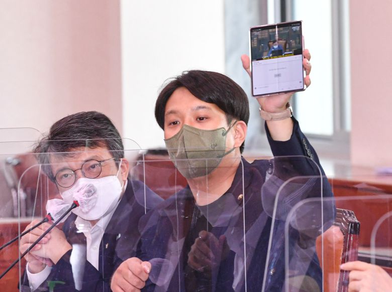 전용기 더불어민주당 의원이 지난해 8월 10일 서울 여의도 국회에서 열린 문화체육관광위원회 전체회의에 참석해 발언하는 모습. /뉴스