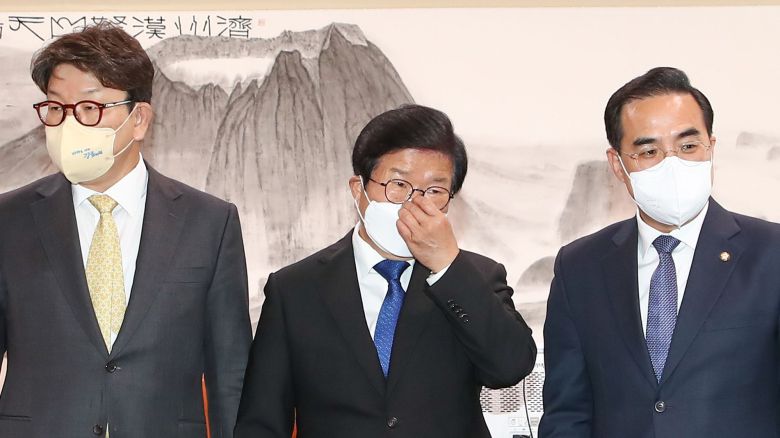 박홍근 더불어민주당 원내대표(오른쪽)와 권성동 국민의힘 원내대표(왼쪽)가 지난 19일 오후 서울 여의도 국회에서 박병석 국회의장(가운데) 주재로 열린 양당 원내대표 회동에서 기념촬영을 하고 있다./뉴스1