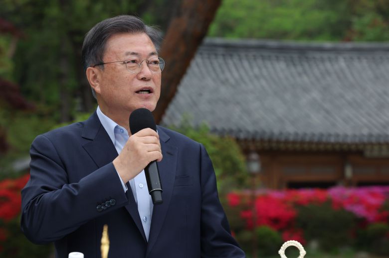 문재인 대통령이 25일 오후 청와대 녹지원에서 열린 출입기자 간담회에서 취재진의 질문에 답하고 있다./연합뉴스