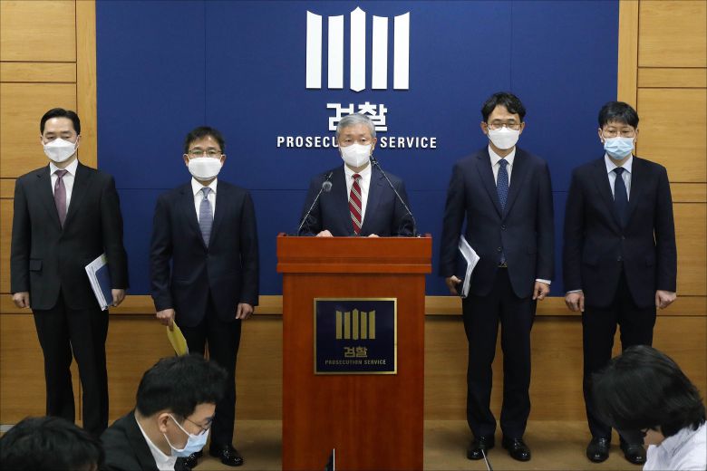 박성진 대검찰청 차장검사가 27일 오전 서울 서초구 대검찰청 기자실에서 국회의 '검수완박 중재안' 법안 처리와 관련해 브리핑을 하고 있다. /2022.04.27 사진공동취재단