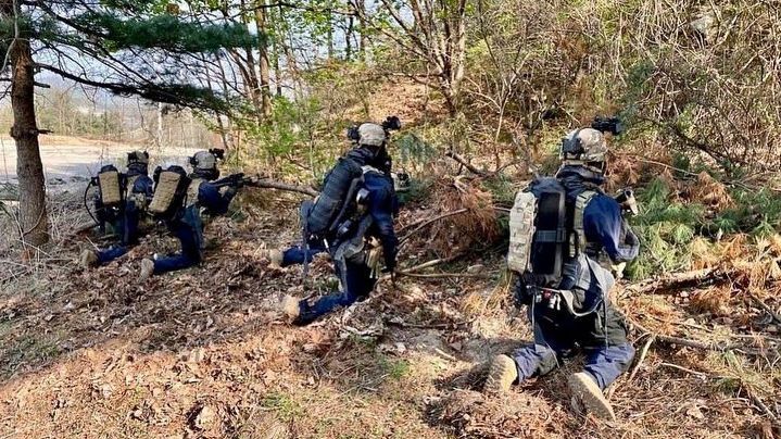 주한미군에 최근 순환 배치된 '레디퍼스트여단 (Ready First Brigade) ' 대원들이 지하 터널를 수색 점령하는 특수훈련을 하는 가운데 지하 터널 주변에서 특수 방독면과 방호복, 산소통을 착용하고서 소총 등 개인화기로 무장한 모습으로 경계작전을 펼치고있다. 레디 퍼스트 여단은 11 번째 로 한국에 순환배치 되는 기갑 여단이다. 2022.4.28 /미2사단 트위터.