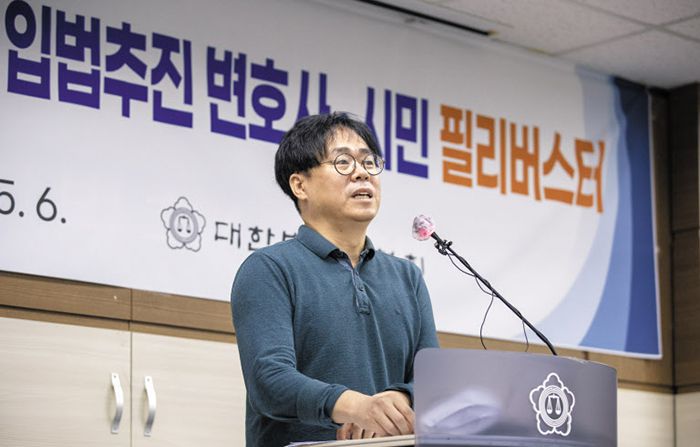 29일 서울 강남구 대한변호사협회회관에서 열린 ‘국민을 위한 검찰개혁 입법추진 변호사·시민 필리버스터’에서 김경율 회계사가 발언하고 있다. /김지호 기자