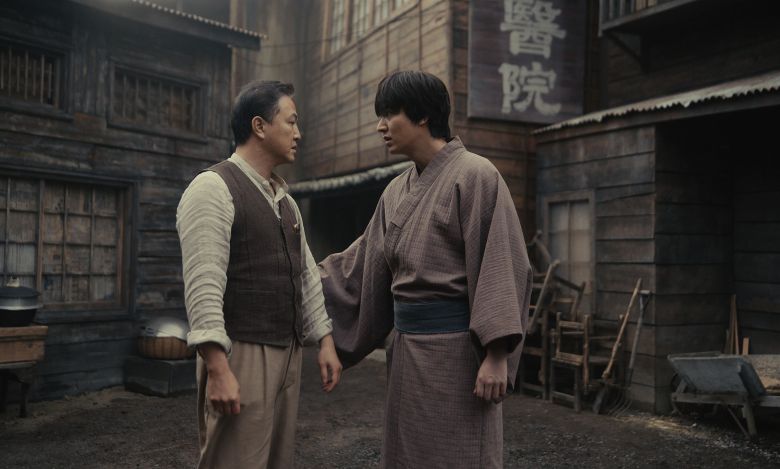 애플TV+ 드라마 '파친코'에서 제주 출신 고한수(이민호·오른쪽)가 아버지(정웅인)와 다투는 장면이다. 한국어 자막을 선택하면 “경 부탁허는디 게민 어떵허나?”(그렇게 부탁하는데 그럼 어떡하냐?)” “안된댄 해사주마씨(안된다고 해야죠)"라는 자막이 뜬다. /애플TV+