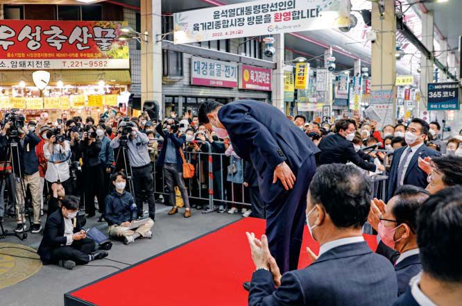 청주 시장에 간 尹 “여러분 잘살게 할 것” - 윤석열 대통령 당선인이 29일 충북 청주시 육거리종합시장에서 시민들을 향해 인사하고 있다. 1박 2일 일정으로 충청 지역 방문을 이어간 윤 당선인은 이날 “여러분을 잘살게 하는 것이 자유민주주의고, 또 자유민주주의가 여러분을 잘살게 할 것”이라고 했다. /남강호 기자