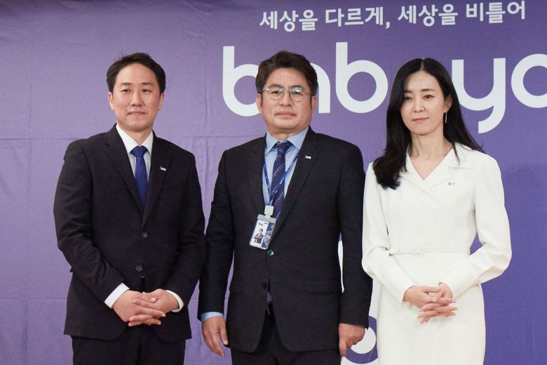 새 OTT '바바요'를 론칭한 연예 매니지먼트·방송제작사 IHQ의 주역들. 왼쪽부터 정세영 모바일기획본부장, 박종진 총괄사장, 정혜전 모바일부문 상무. 박종진 사장은 '박종진의 신(辛)쾌도난마'로, 정혜전 상무는 '개시바쑈(개그로 시사를 바라보는 쇼)'로 직접 콘텐츠에 출연한다. /IHQ