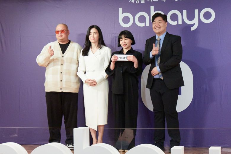 새 OTT '바바요' 프로그램 '개시바쑈(개그로 시사를 바라보는 쇼)'에 출연하는 종편 뉴스 앵커 출신의 정혜전 IHQ 상무(왼쪽 두번째)와 개그맨 홍성현, 장하나, 이상민. /IHQ