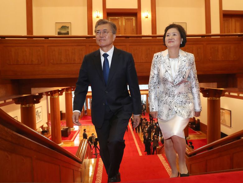 문재인 전 대통령과 김정숙 여사의 2017년 5월10일 제 19대 대통령 취임식 의상. /뉴시스