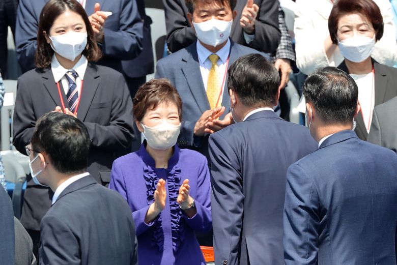 윤석열 대통령이 10일 서울 여의도 국회에서 열린 제20대 대통령 취임식에서 박근혜 전 대통령과 인사하고 있다. 2022.5.10/국회사진기자단