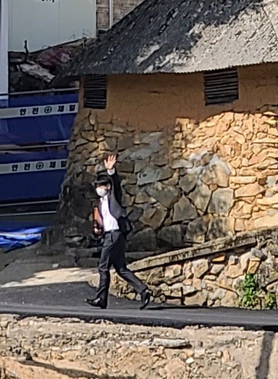 문재인 전 대통령 지지자에게 손인사를 하는 탁현민 전 청와대 의전비서관/클리앙