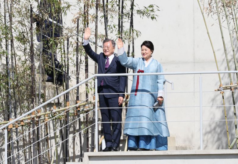10일 오후 문재인 전 대통령이 임기를 마치고 경남 양산 평산마을에 도착해 지지자들에게 인사하고 있다./김동환 기자