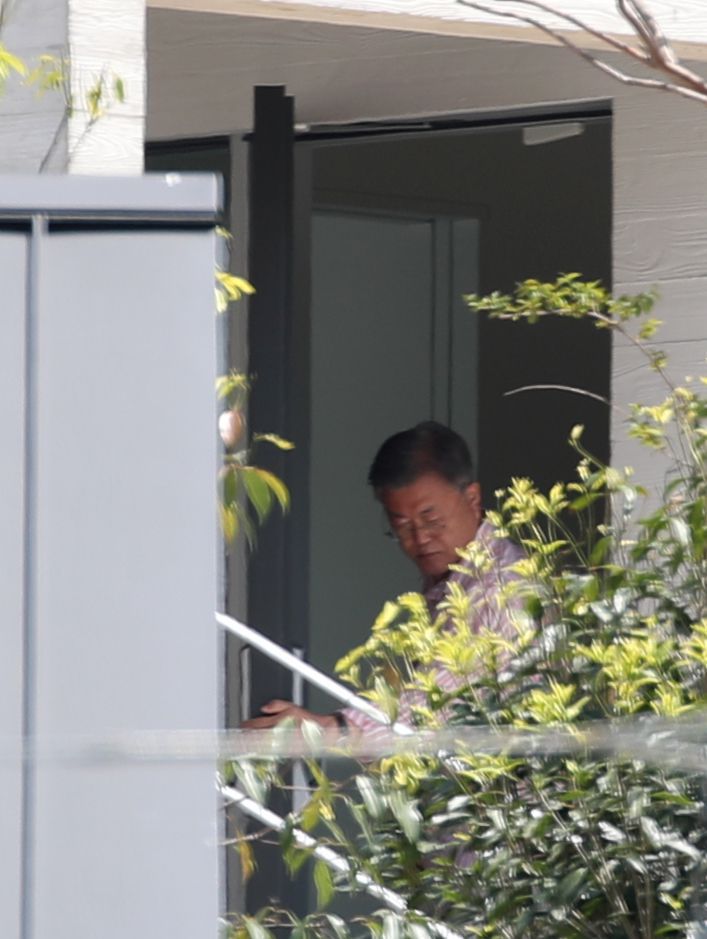 문재인 전 대통령이 귀향 둘째날인 11일 오전 11시55분쯤 경남 양산 평산마을 사저에서 모습을 보이고 있다. /뉴스1