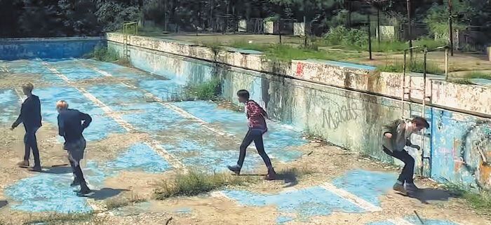 2015년 4월 발매된 BTS ‘Intro:화양연화’ 뮤직비디오에 등장하는 서울대 수영장의 옛 모습. 완전 철거될 뻔했던 이 수영장은 BTS의 뮤직비디오 촬영을 계기로 최근 학생들과 K팝 팬들을 위한 문화 공간으로 변했다. /빅히트