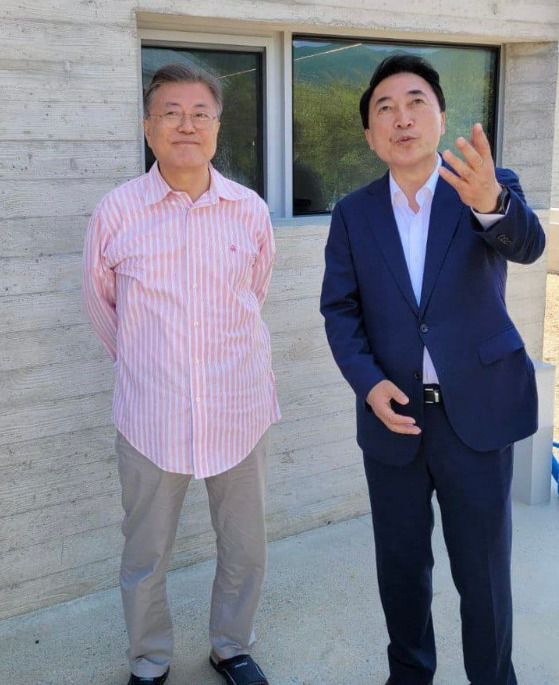 문재인 전 대통령이 지난 11일 경남 양산 평산마을 사저를 찾은 박수현 전 홍보수석과 이야기를 나누고 있다. /페이스북