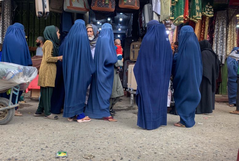 10일(현지 시각) 아프가니스탄 카불에서 전신을 가리는 부르카를 착용하고 있는 아프가니스탄 여성 모습/EPA 연합뉴스