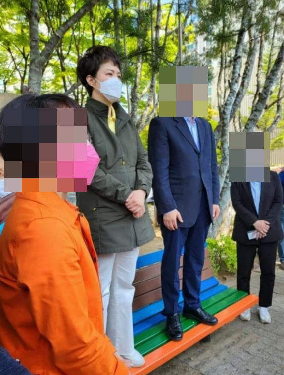 김은혜 국민의힘 경기지사 후보가 신발을 신은 채 벤치에 올라가 있는 모습/이준석 국민의힘 대표 페이스북 댓글