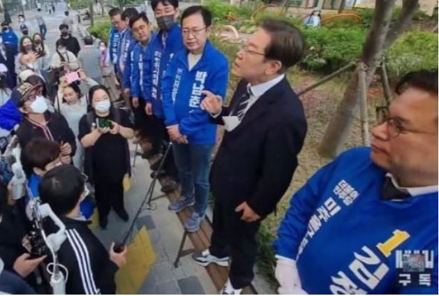 5월 15일 오후 인천 미추홀구 도화동에서 이재명 민주당 선대위원장, 박남춘 민주당 인천시장 후보 등 9명이 신발을 신은 채 벤치 위에서 서 있는 모습/이준석 국민의힘 대표 페이스북