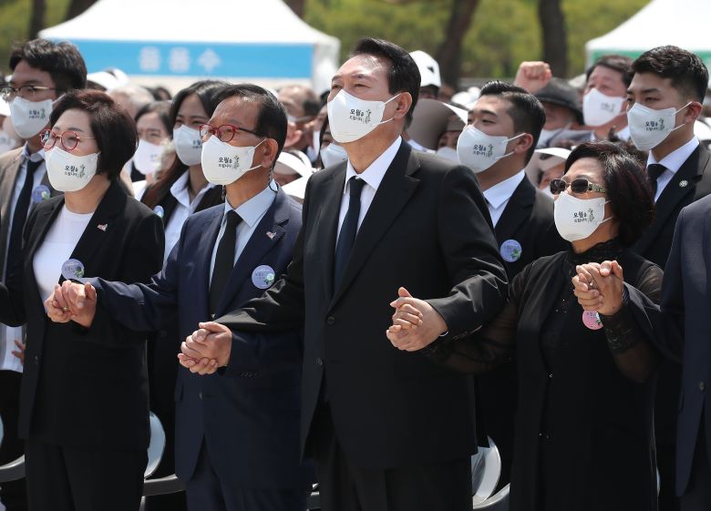 윤석열 대통령이 18일 광주광역시 북구 국립5.18민주묘지에서 열린 제42주년 5.18민주화운동 기념식에서 '임을 위한 행진곡'을 제창하고 있다. /뉴스1