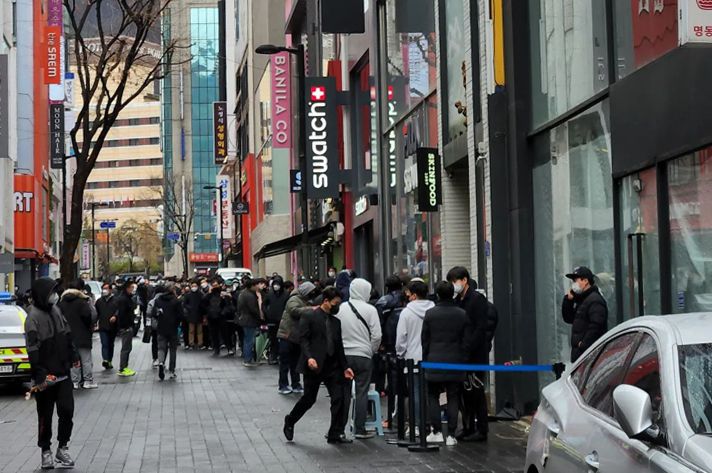 '문스와치' 출시일인 지난 3월 26일 서울 중구 스와치 명동점 상황. /인스타그램 캡처·뉴스1