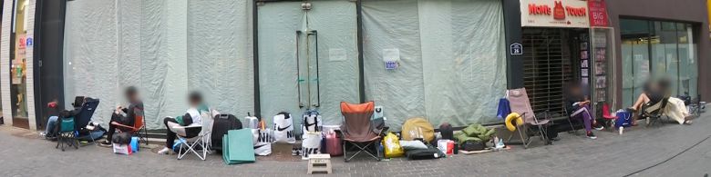 지난 5월 10일 서울 스와치 명동점 앞 상황. 주변을 지나던 행인들은 "왜 젊은 사람들이 길바닥에 나앉았느냐"며 어리둥절해 했다. /유튜브 채널 '라인업 LineUp'